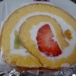 アンヴィ - ◆フルールロールケーキ・・ロールケーキは主人が1本食べるでしょうから私用に購入しました。
            生地の食感もいいですが、生クリームが上質ですね。