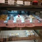 도토루 커피샾 사가 대학 의학부 부속 병원점 - ケーキなども充実しています。