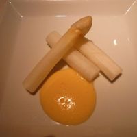 シノワ 銀座店 - ●　温前菜：　ゆでた白アスパラガス　オランデーズソース