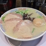 元祖 名島亭 - ラー博は俺の社員食堂。  築炉釜出しとんこつラーメソ！  今日もベタカタで。さらにはとろ〜り味玉も追加！  あっさり、しかし、旨味しっかり。味玉もイイね！
