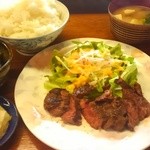 小料理 しなの路 - 牛ハラミのステーキ(定食) ９００円(税込)  小鉢には茄子とピーマン？を炊いたん。