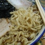 ケンちゃんラーメン - 麺は中太くらいの平打ち？そんな感じ