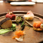 メゾン ルパン ミュラ - 国産和牛、さわら、桜海老、サクラマスのコンフィ、桜鯛の卵ジュレ、真ん中はわらび