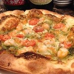 BEER　JUNKIE　MOTEL - エビとトマトのバジルピザ