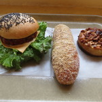 ユニオン ベーカリー - ソイミート・チーズバーガー、昭和の揚げパン＆3種のナッツ・キャラメリゼ