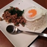 Monsoon Cafe - 鶏肉のｶﾞﾊﾟｵ炒めご飯（ﾌﾗｲﾄﾞｴｯｸﾞのせ）（ﾀｲ米）