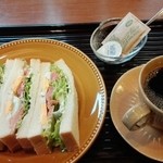 カフェ ゲフェン - モーニング 500円(税抜)。この日は、スモークサーモンサンドイッチ