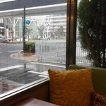 カフェ ゲフェン - 窓からは、岡山イオンが見えます(^ω^)