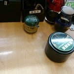 Muten Kura Zushi - テーブル設置のお茶・山葵、醤油等