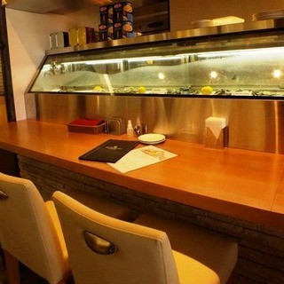 Oisuta-Hausu Shizuoka - 牡蠣がずらっと並んだカウンター席はお一人様やデートに♪
