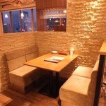 オイスターハウス静岡 - ゆったりくつろげるソファー席も当店人気のお席です♪
