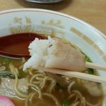 来々軒 - 一口サイズのチャーシューをご飯に巻いて食べるのがyoshi流♪