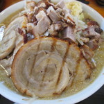 ラーメン405 - 山ラーメン味噌味の肉増し。  28.3.7