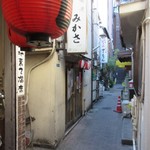 炭火焼ホルモン酒場 元気家 - 路地はこの様な感じ、夜よい・