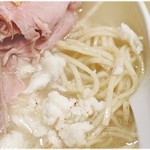 真鯛らーめん 麺魚 - 麺＆鯛ほぐし身。ほぐし身は量は少な目ですが味が強くていい感じです♪