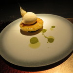 エクアトゥール - デザート：パイナップルのキャラメリゼとピスタチオのバターケーキ、レンズマメとココナッ
      ツ、キルシュアイス