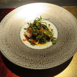 エクアトゥール - 前菜：フォアグラとタケノコ、ミル貝のソテー、生姜とレモンの赤ワインソース1