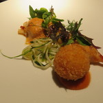 エクアトゥール - 前菜：ズワイガニのクロケットとカネロニ、燻製オマールソテーとトマトと香辛料のソース2