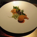 エクアトゥール - 前菜：ズワイガニのクロケットとカネロニ、燻製オマールソテーとトマトと香辛料のソース1