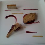 ル・ジュー・ドゥ・ラシエット  - 赤ワインでポッシェしたフォアグラ　温製と冷製　アメリカンチェリーとポルト酒のソース　パンデピスの香り