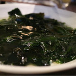 Yompa Chigyojou - 今回のお通しは三陸わかめ、魚出汁がきいて美味い！