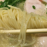 博多鶏ソバ 華味鳥 - 麺アップ