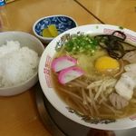 まこと食堂 - 卵中華そば５５０円とめし小１００円　計６５０円