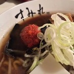 すみれ - 唐玉がのせられている。これが旨辛の味わいを出している。いつもの麺と異なる極太平打ち麺というのも面白い。