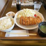 ひこま豚食堂＆精肉店 Boodeli - 極上ロースのとんかつ定食（1,296円）