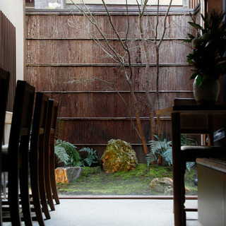 A relaxing moment where you can feel the atmosphere of Kyoto in a small courtyard.