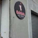 ガブガブズ ヴィーガン キッチン - ”ヴィーガン”のお店なのに、なぜか豚の絵の描いた看板。