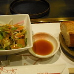 ステーキハウス ロイン - サラダとバゲット