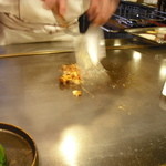 ステーキハウス ロイン - にんにくを炒めて