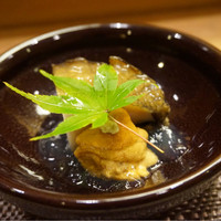すし処 みや古分店 - 黒鮑と赤雲丹 鮑の煮汁の煮こごりで
