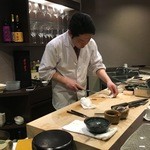 Sushi Dining Kugi - 店主の釘宮氏が真剣な表情でネタと対峙しています