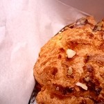 たまごハウス - たまごハウス 箱に入っている続：クッキーシュー・・・大きすぎて箱の半分以上を占めてますね(笑)