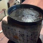 炭火 炙り肉 康 - 小さな四角い七輪に、丸い鉄板で更に焼く二度焼き新スタイル（イチボ・ランプ・ハラミにはお勧めの食べ方）