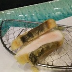 天ぷら わかやま - 真魚鰹。サッと揚げたジューシーな身をレモン汁でいただきます。