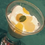 盤古殿 - フルーツ杏仁豆腐（３６０円＋税）２０１６年３月