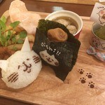 Zagesuto - カナヘイのゆるっとカフェ(いろいろ食べたい猫たちのよくばりプレート／紀州南高梅と牛しぐれ煮入りおにぎり)