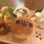 Zagesuto - カナヘイのゆるっとカフェ(いろいろ食べたい猫たちのよくばりプレート／和牛100%パテを使ったハンバーガー)