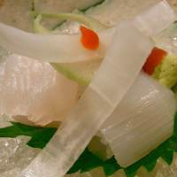 梶川 - 向付　いしもち　墨烏賊　生キハダ　芋茎　大根　梅肉　大葉。