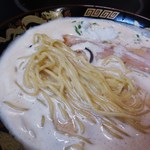 ぎょらん亭 - ハリがありスクエアタイプのストレート中太麺