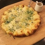 トラットリア　オルトレ - 4種のクワトロチーズピザ¥1500-