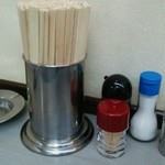 中華そば専門店 正善 - 箸と調味料
