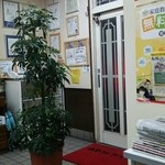 中華そば専門店 正善 - 色紙が飾られた出入口