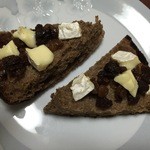 テーラ・テール - 風土にレーズンとカマンベールのせた