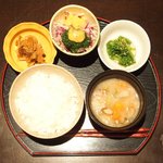 日本料理 楮山 - ランチ定食 1200円 の土鍋ごはん、豚汁、サラダ、小鉢2品