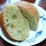 ラトリエ・ドゥ・バン - ほうれん草・ウィキョウ・クリームチーズ・はちみつを使った体に優しいパンです。島原薬草フェアの時に、好評販売されました。