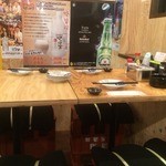 Yataiya - 内観　合板の安っぽいテーブル、一升瓶の通い箱を逆さまにした椅子